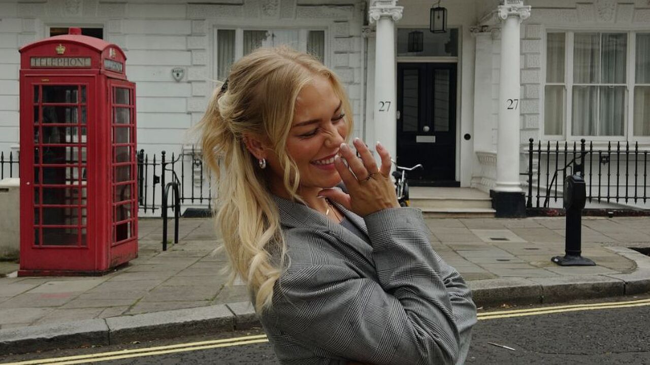 Lachende vrouw op een Londonse straat.