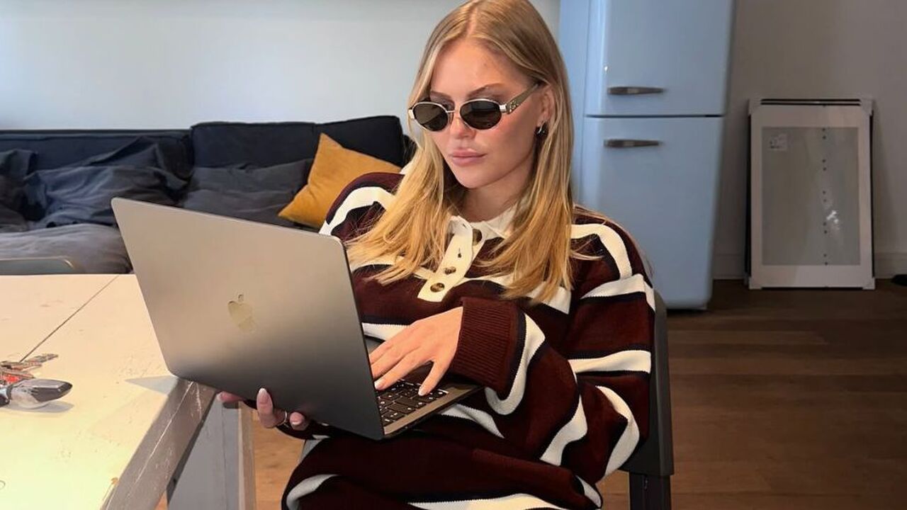 Kelly Mexy zit achter haar laptop.