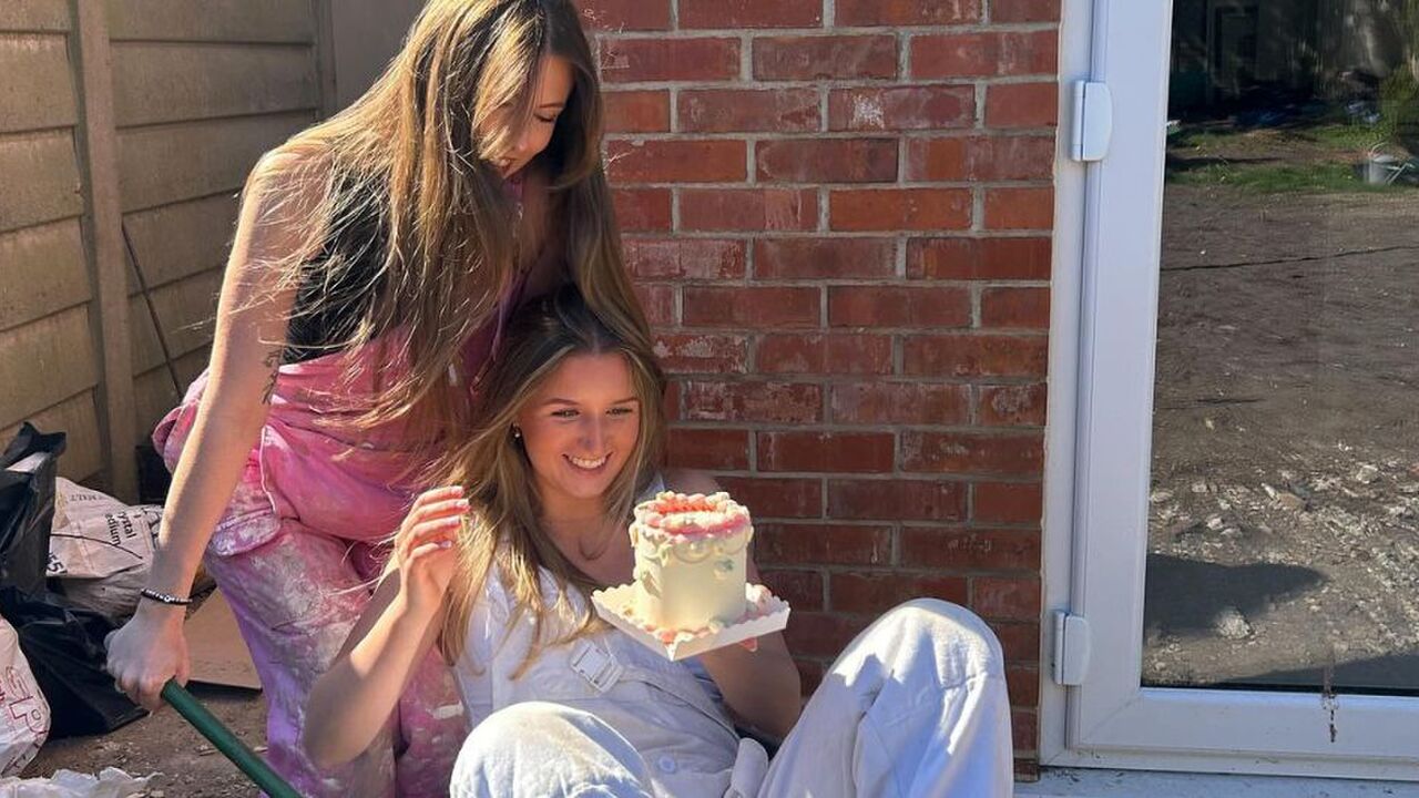 De twee zussen die de flat hebben gekocht.