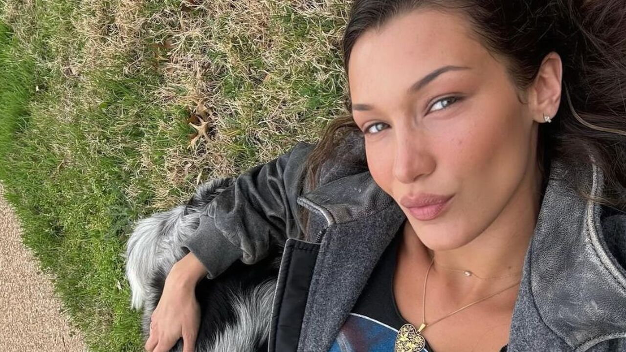 Bella Hadid met haar hond.