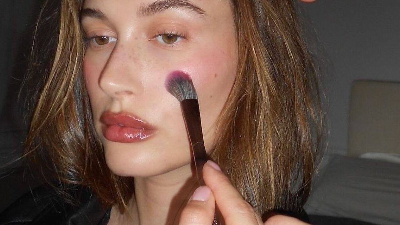 Vrouw doet haar make-up.