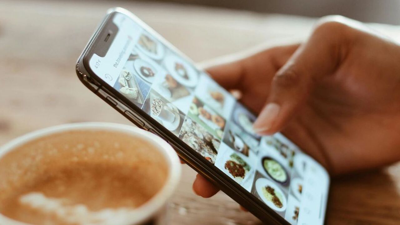 Iemand die op Instagram scrollt.