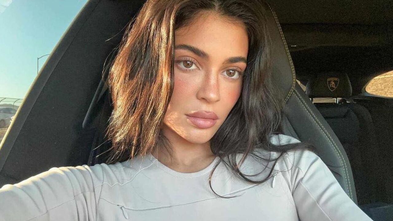 Een selfie van Kylie Jenner in de auto.