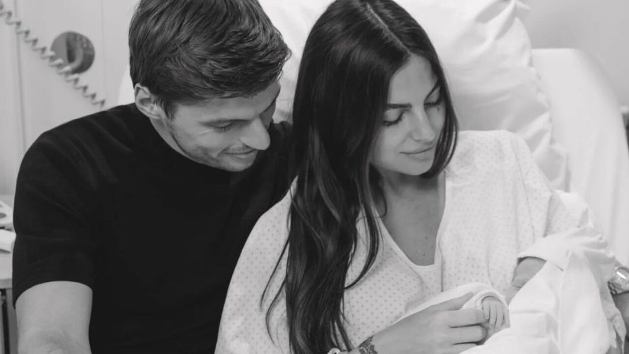 Max Verstappen en Kelly Piquet met hun pasgeboren dochter.