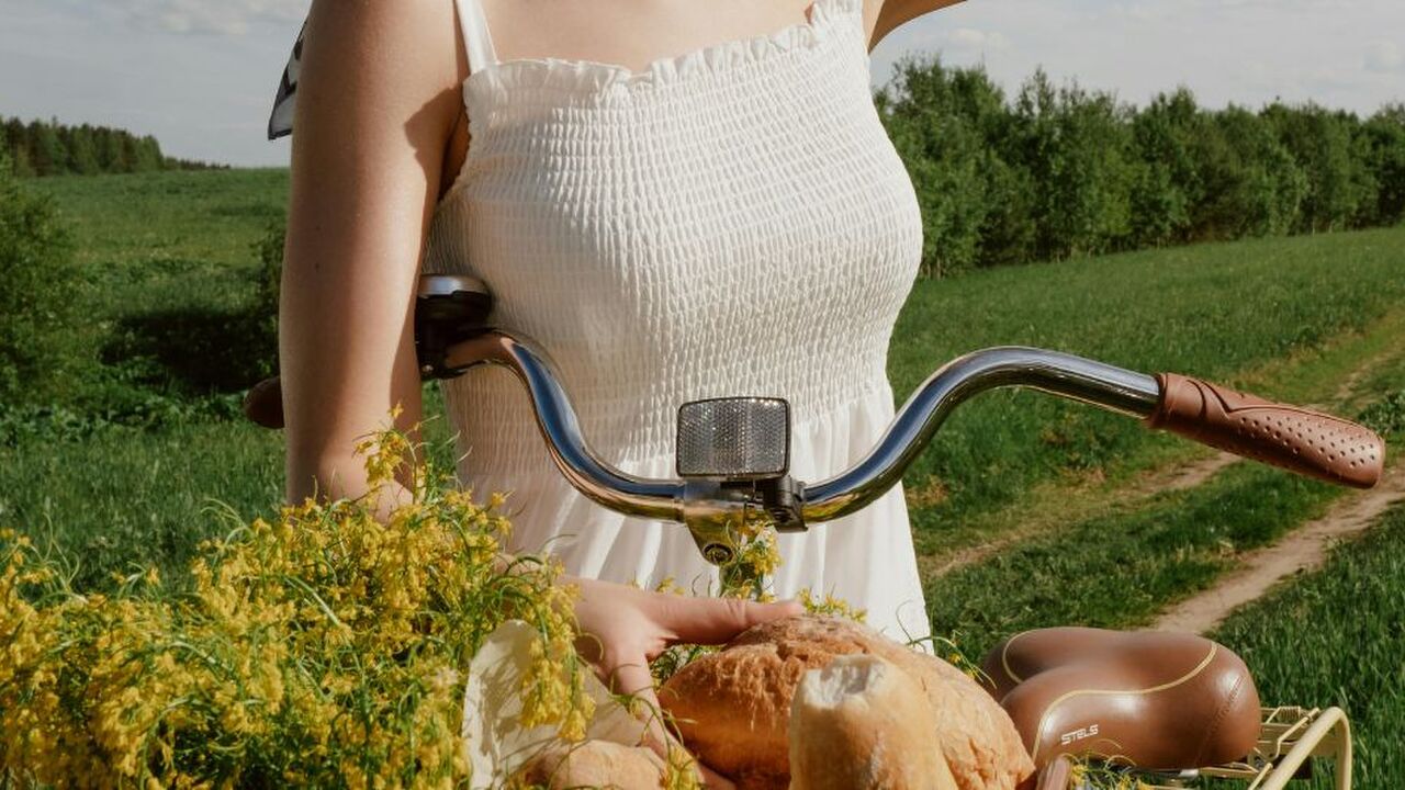 Een jonge vrouw op de fiets.