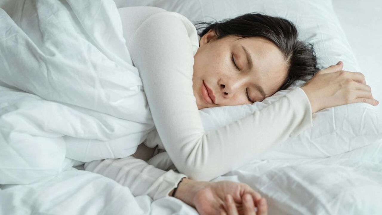 Vrouw slaapt op haar linkerzij.