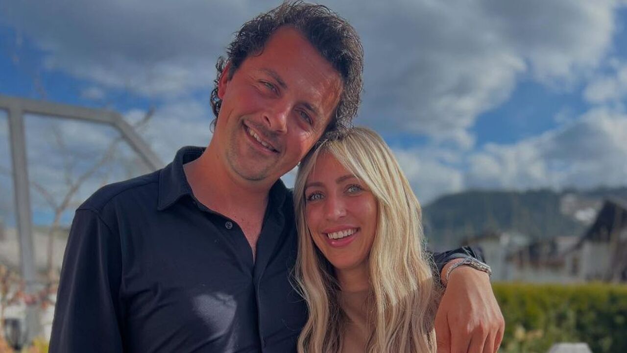 Mike en Denise staan samen op de foto.