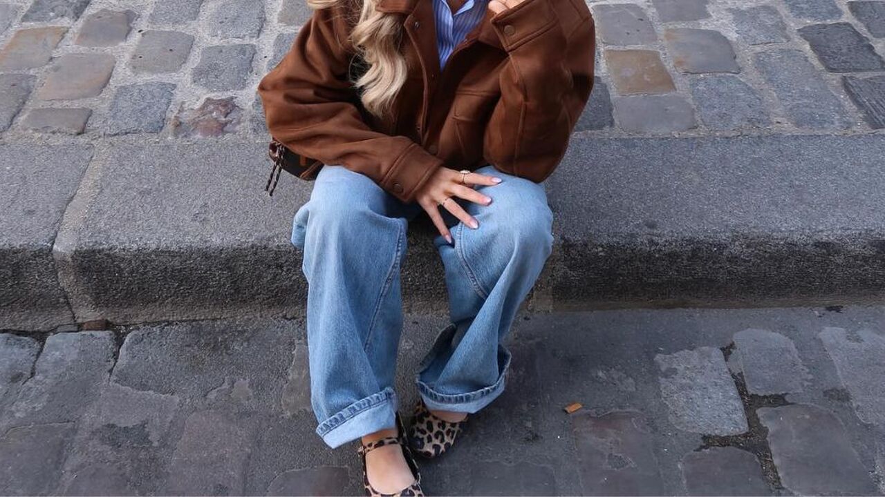 Meisje zit op een stoepje in een leuke outfit.
