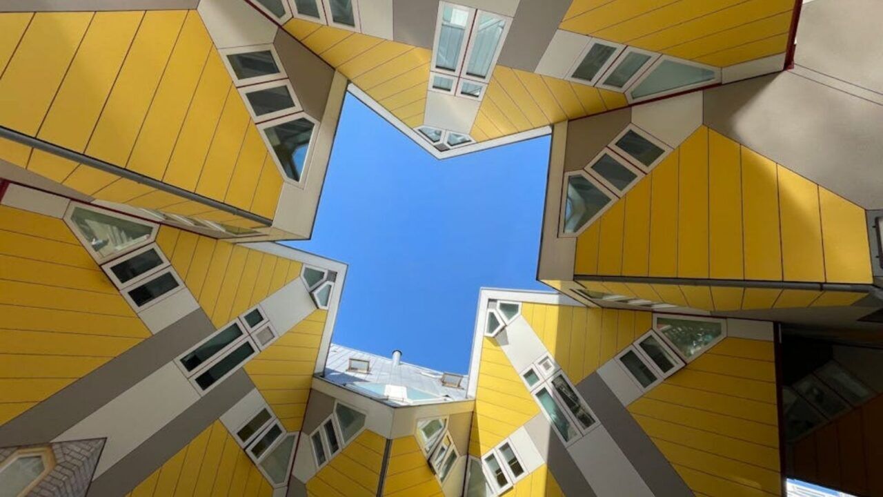 De kubuswoningen in Rotterdam van onder gefotografeerd.
