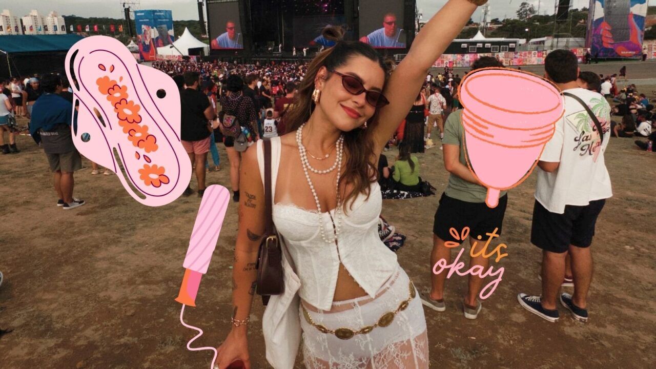 meisje op festival omringd door stickers van menstruatieproducten