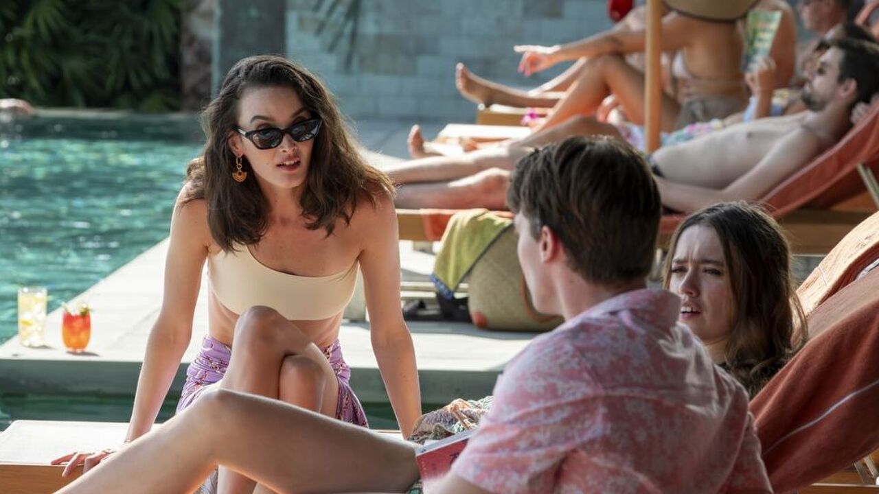 scene uit de white lotus bij het zwembad