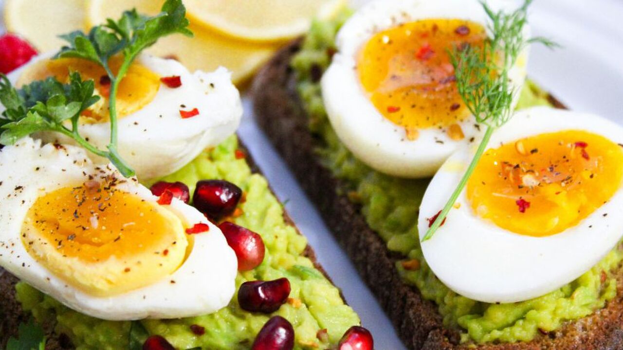 Avocado toast met ei
