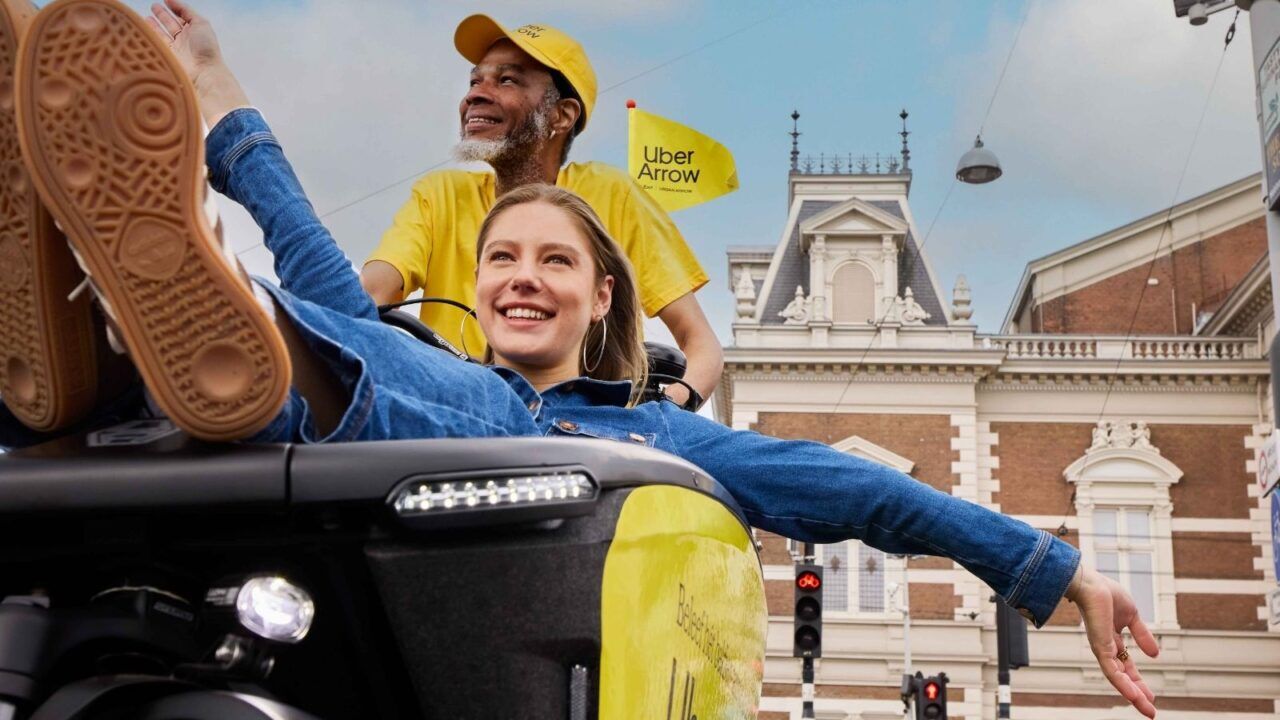 Iemand in de bakfiets in Amsterdam.