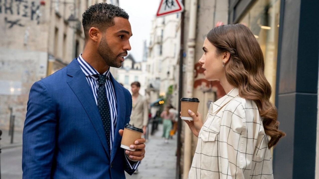 Scène uit Emily in Paris waar Alfie en Emily met elkaar aan het praten zijn.