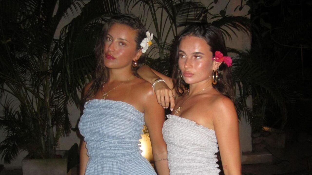2 meisjes met bloemen in hun haar