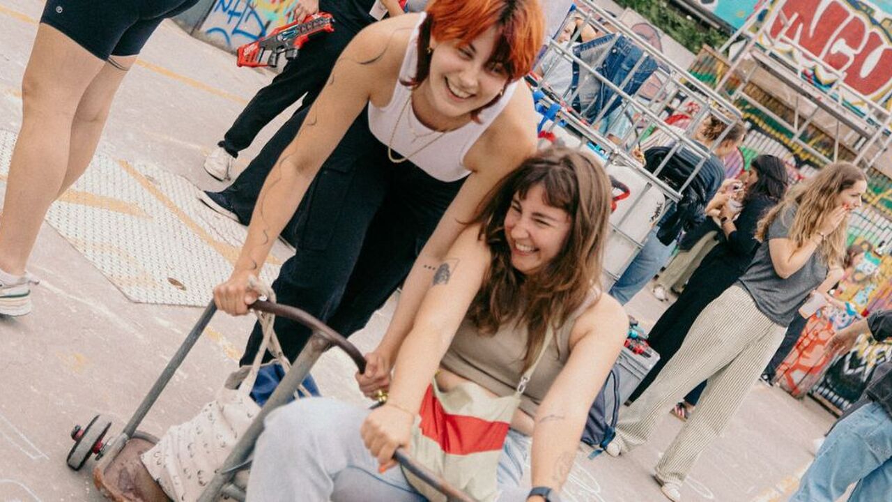 Twee meiden op kleine kinderfietsjes.