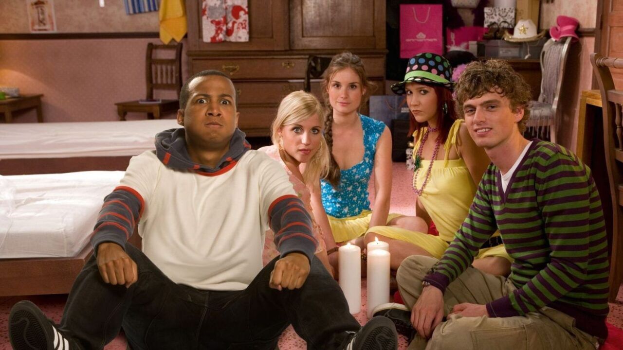vijf jongeren in een slaapkamer uit het huis anubis