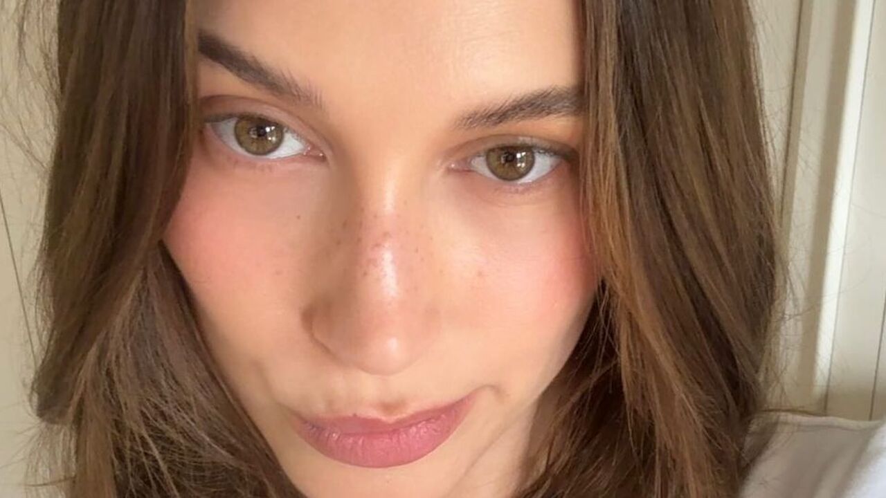 Vrouw maakt een selfie van dichtbij.