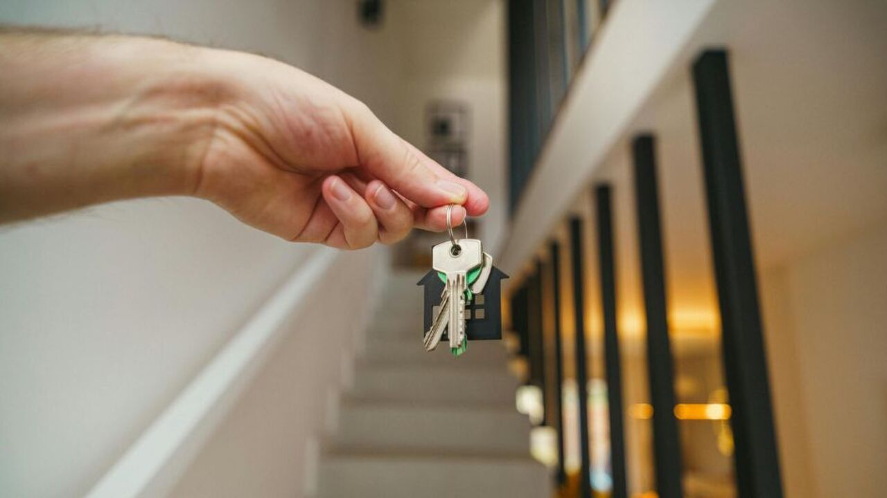 Sleutels van een nieuw huis voor een trap.