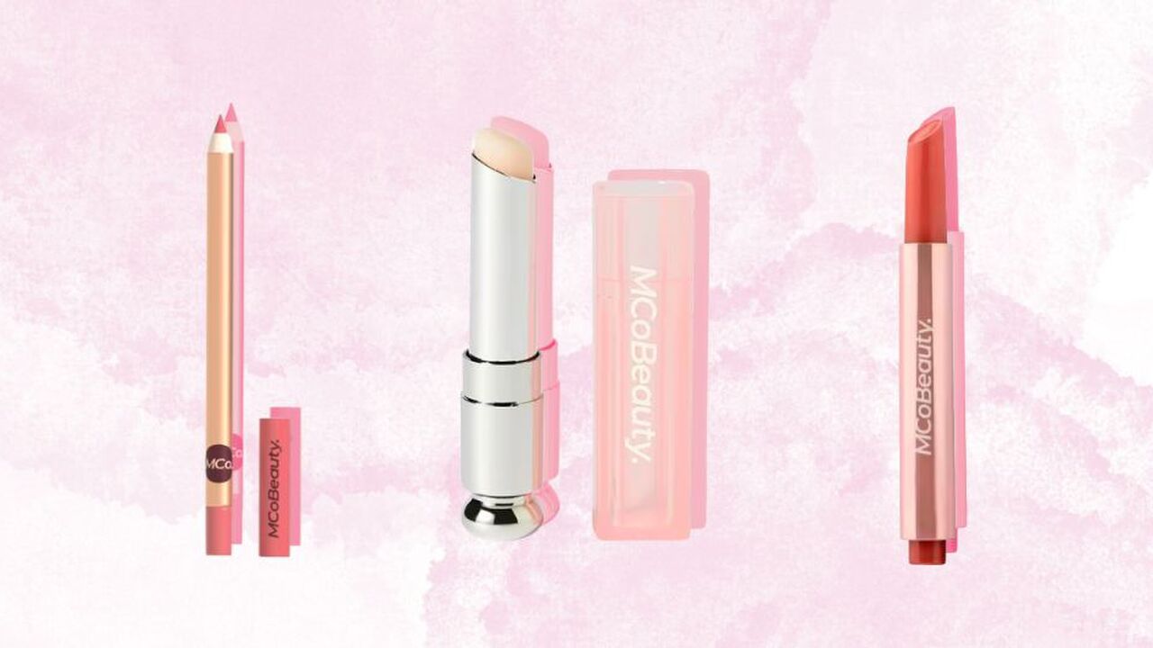 Drie lipproducten op een roze achtergrond.