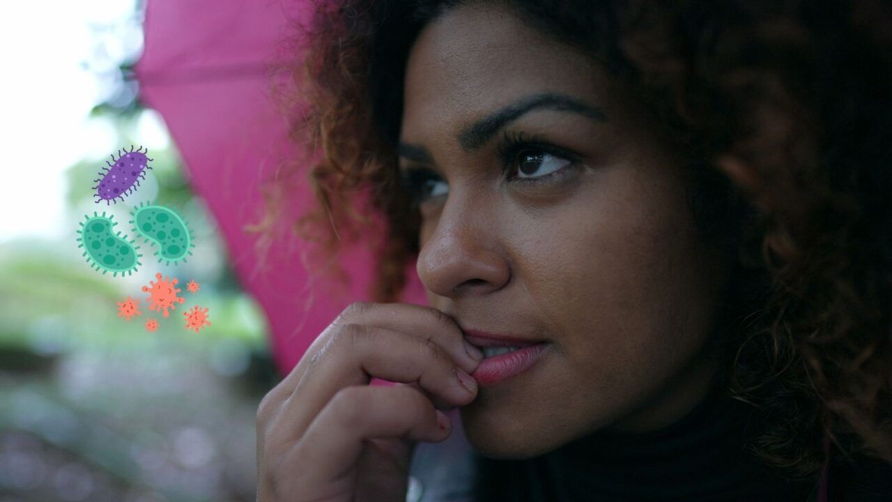 Een vrouw die aan het nagelbijten is.