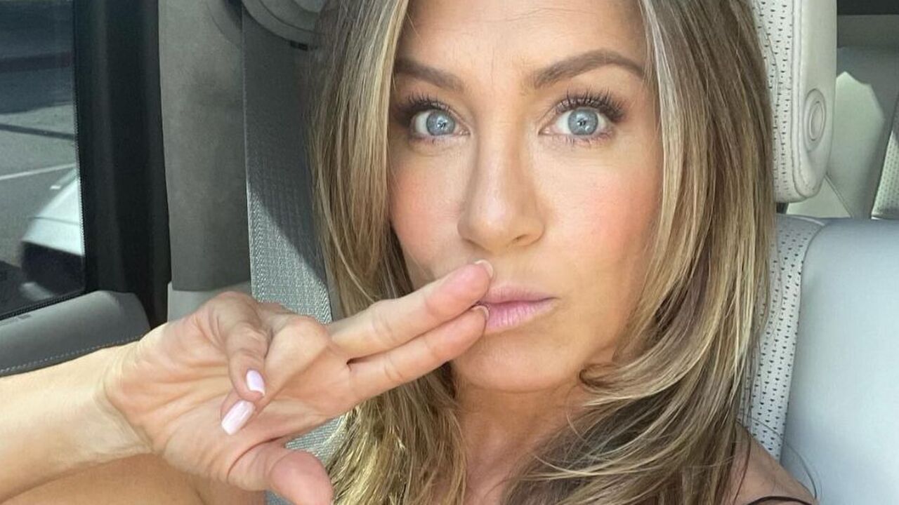 Vrouw neemt selfie in de auto.