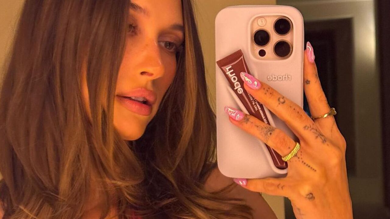 Vrouw maakt een spiegelselfie met haar telefoon.