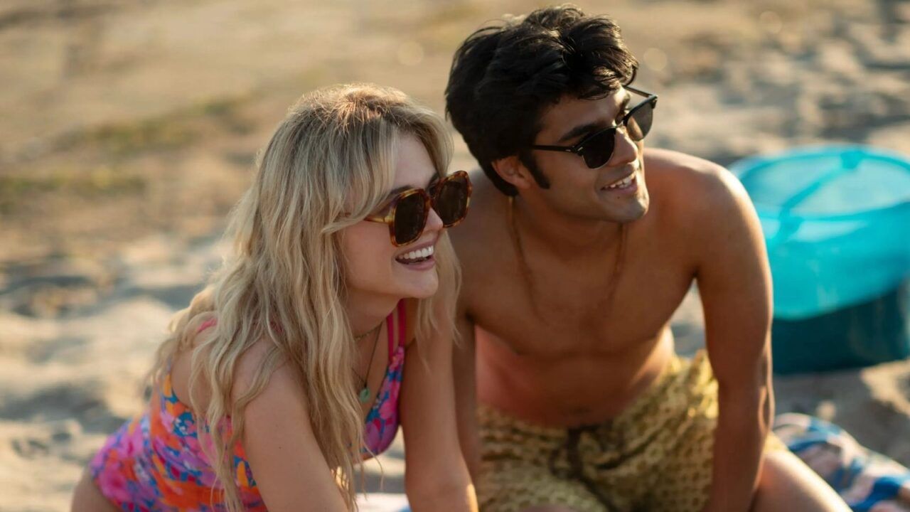 Scène uit We Were Liars waar Cadence en Gat op het strand zitten.
