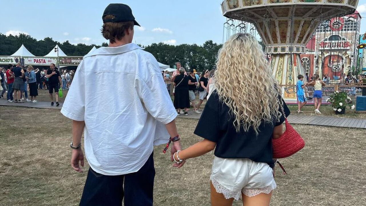 Jongen en meisje lopen hand in hand.
