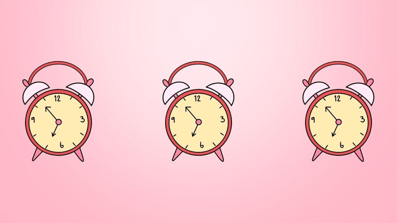 Drie roze animatie wekkers op een roze achtergrond.