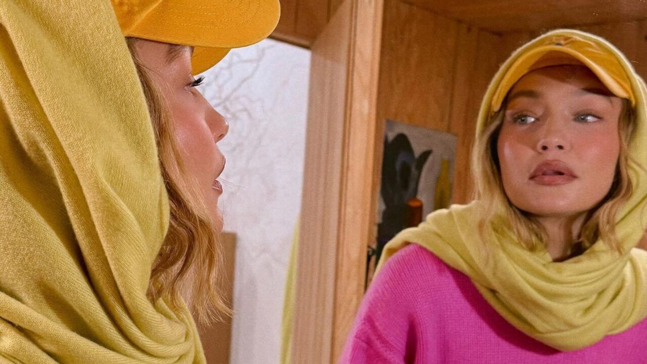 Gigi Hadid kijkt in de spiegel.