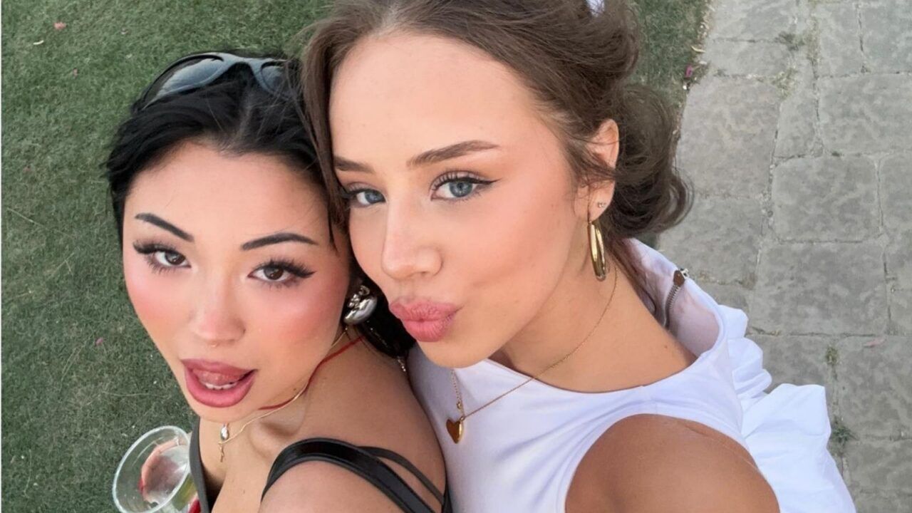 Foto van twee vriendinnen.