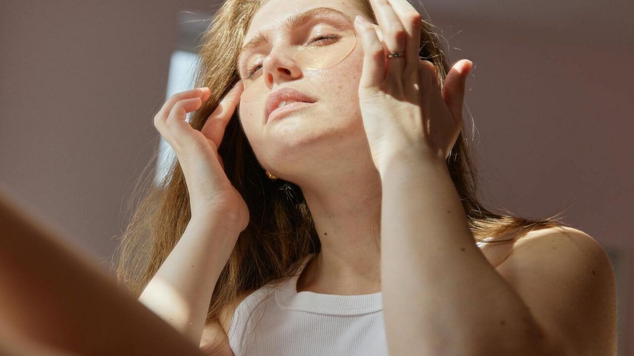 Een vrouw in de spiegel.