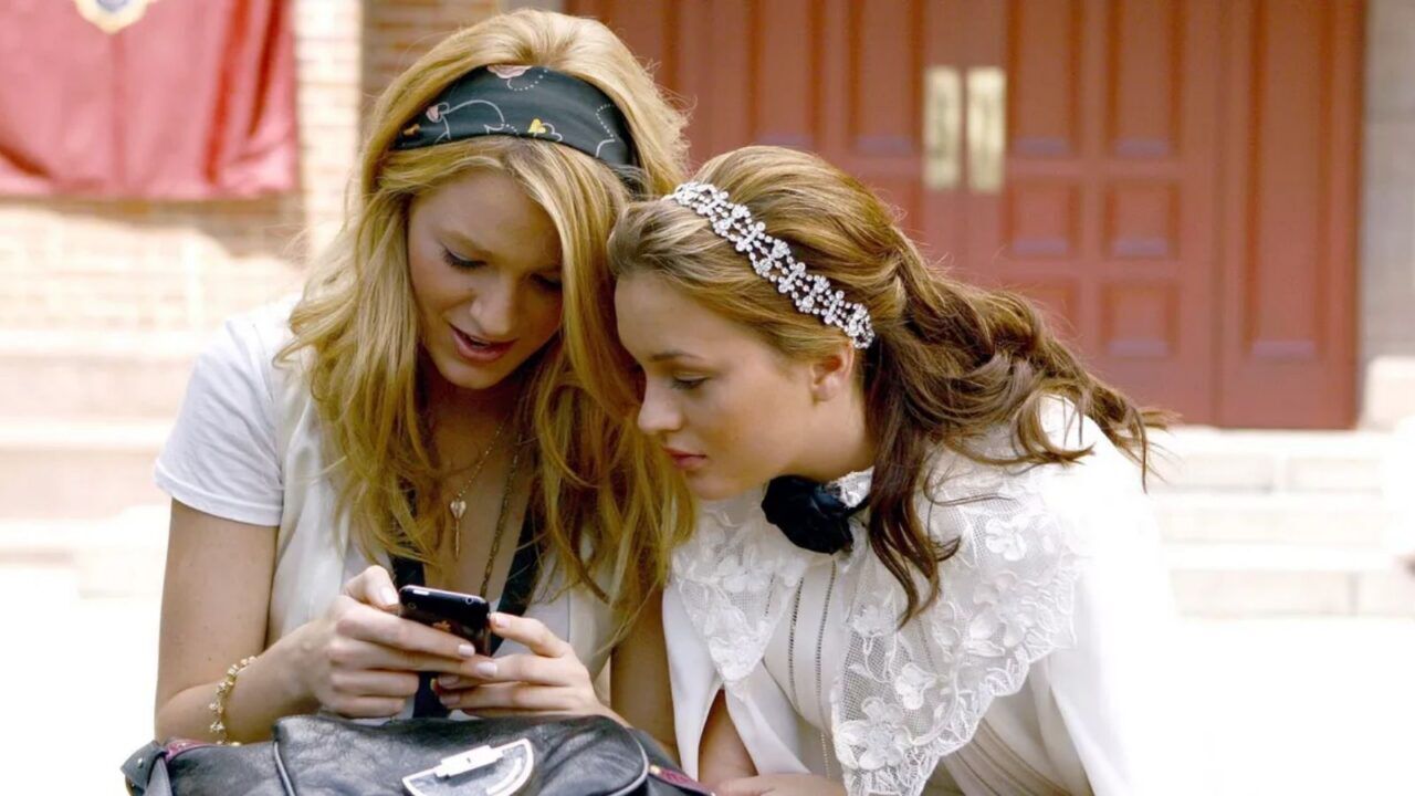 Foto van Leighton Meester en Blake Lively in de serie Gossip Girl.