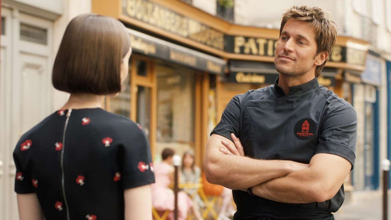 Twee personages uit Emily in Paris hebben een gesprek.