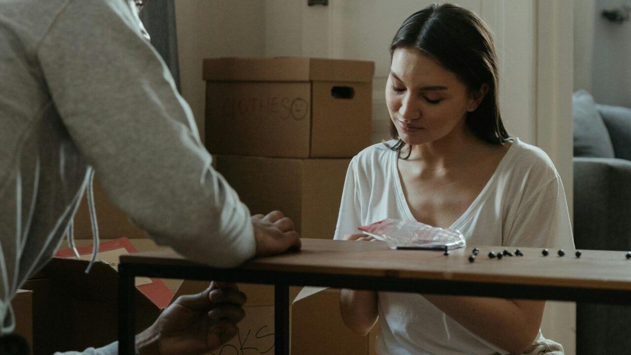 Een vrouw zet een tafel in elkaar.