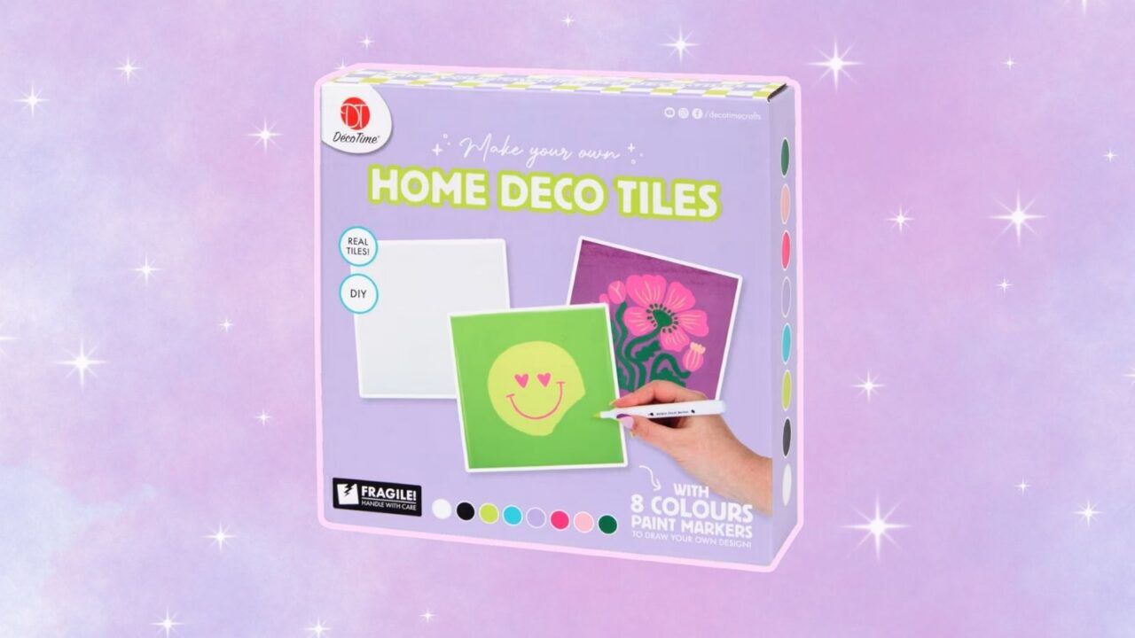 Foto van DIY-tegelschilderenset van Action voor een paarse achtergrond.