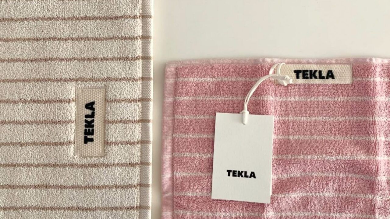Een witte en roze Tekla handdoek.