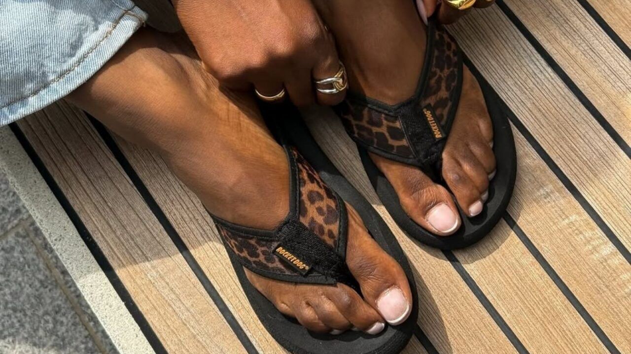 Luipaardprint slippers.