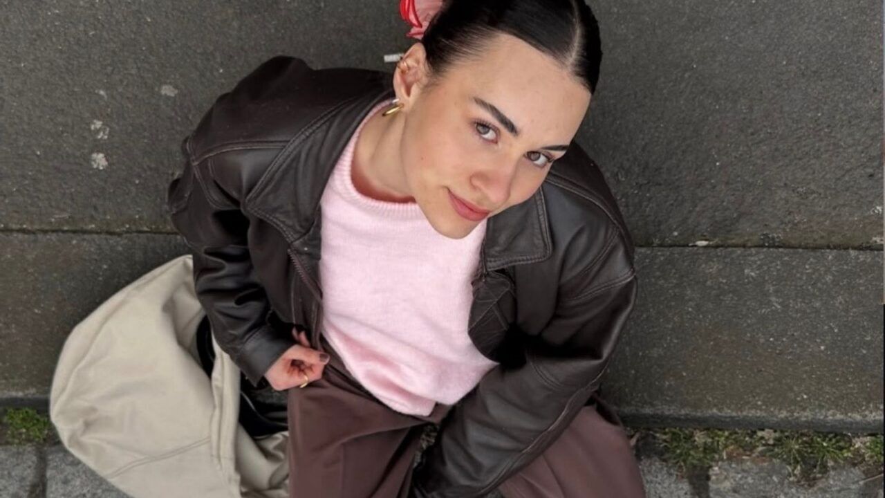 Vrouw met bruin roze outfit.