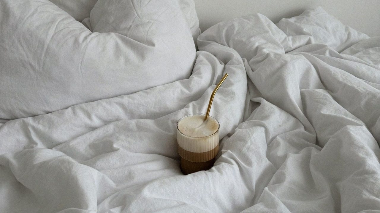 Dekbed met koffie.