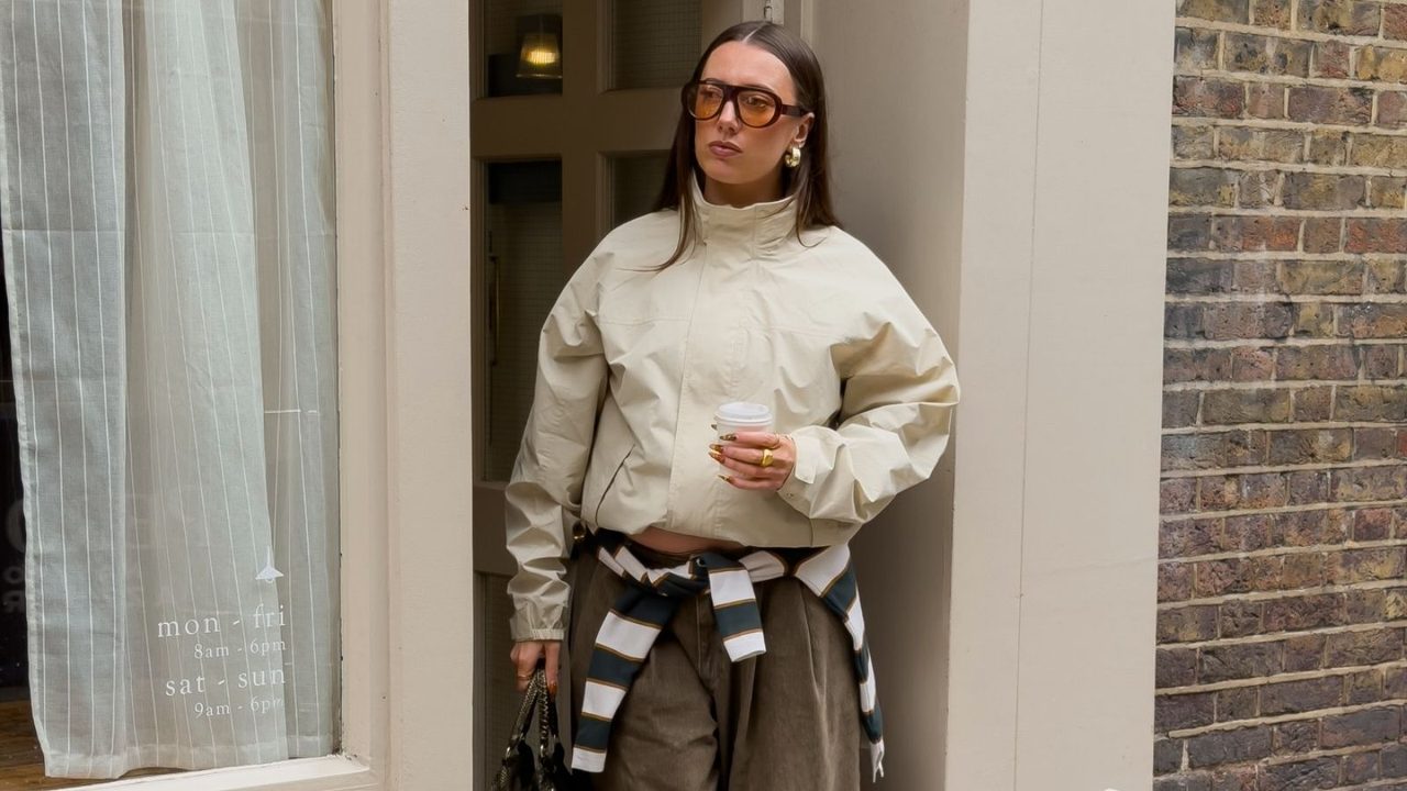 Meisje met de viral jas van Uniqlo aan.