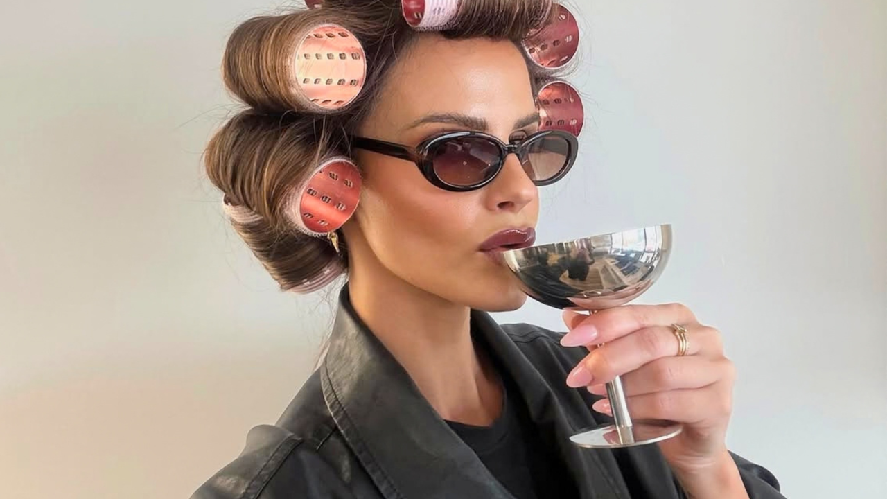 meisje met haarrollers