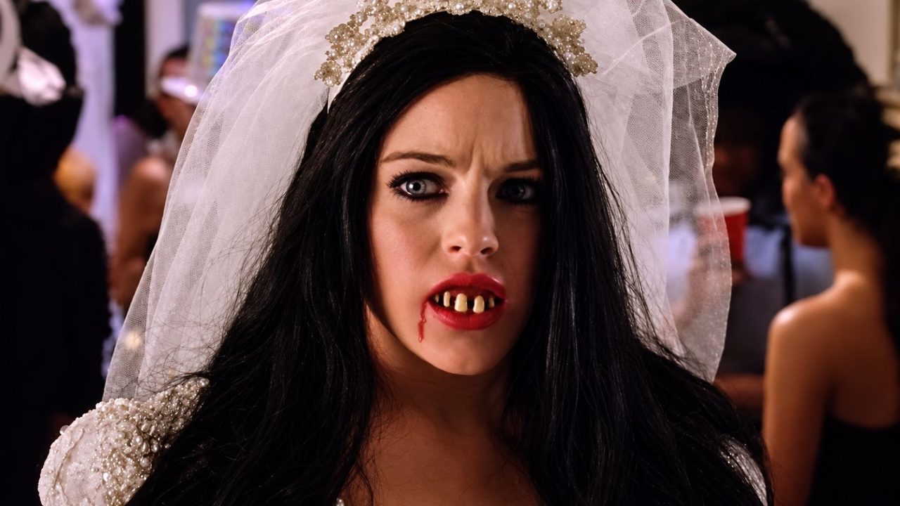 Lindsey Lohan in Mean Girls als zombie-bruid.
