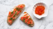 Illustratie voor: Dit zijn de lekkerste snacks met gerookte zalm
