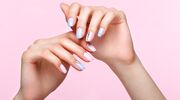 Illustratie voor: 8 alledaagse dingen die je nagels verwoesten