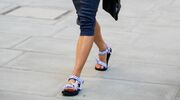 Illustratie voor: Warm weer alert! Draag deze fashionable sandalen om je voeten te plezieren