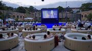 Illustratie voor: Films kijken vanuit een jacuzzi? Dat kan straks bij deze pop-up cinema