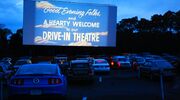 Illustratie voor: Vergeet de bioscoop: deze zomer geniet je bij deze drive-in-bioscoop van de mooiste films