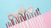 Illustratie voor: 10 dingen die meiden die (veel) make-up dragen nooit meer willen horen